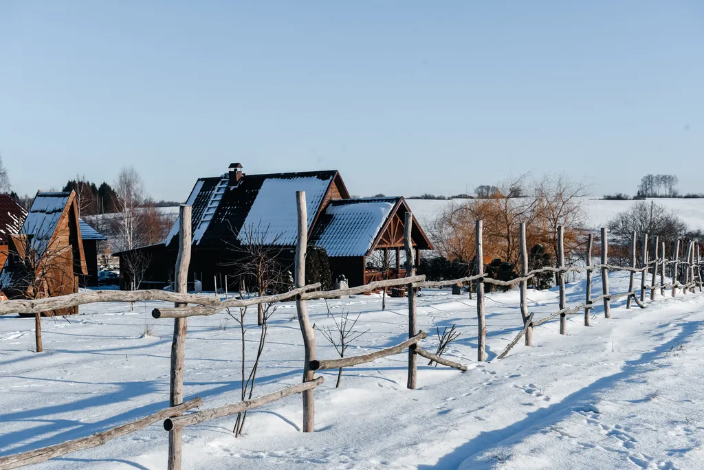 Милый домик в деревне, с видом на озеро
