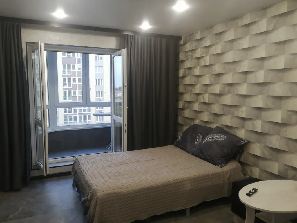 Современная студия с отдельной кухней в новостройке