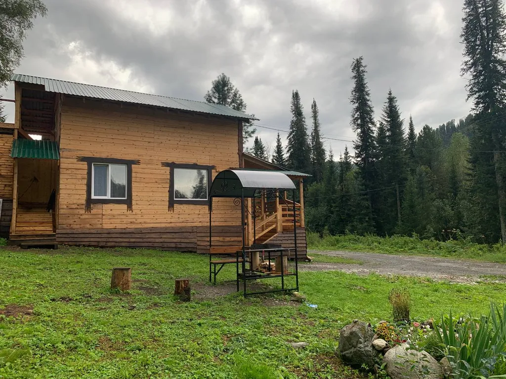 Дом в лесу с видом на горы рядом озеро Телецкое и река Бия