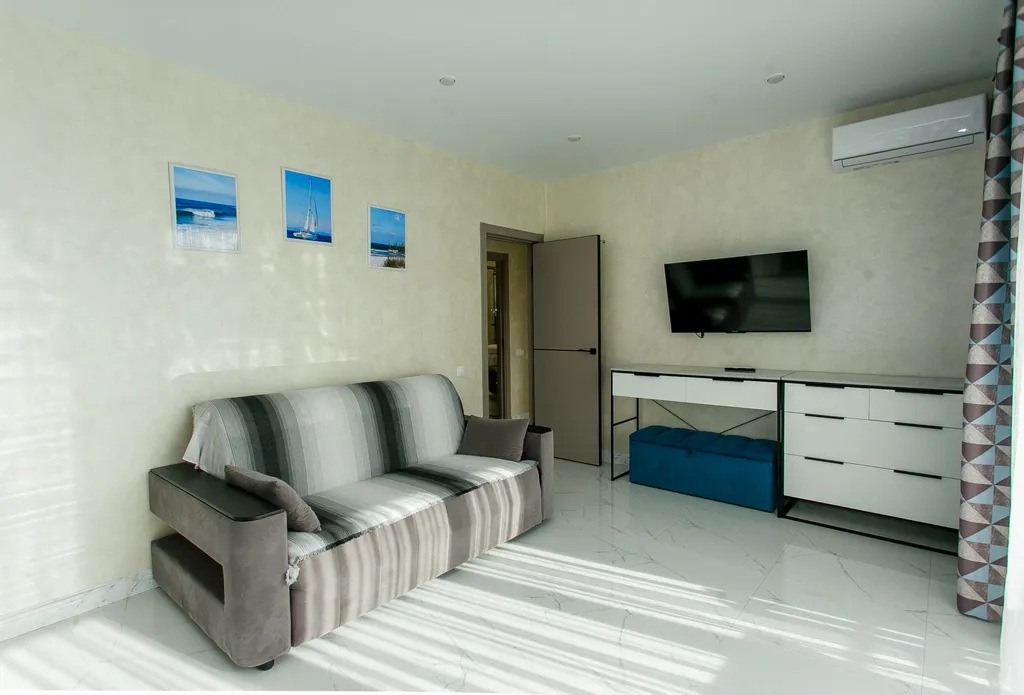 Светлые апартаменты с двумя спальнями и балконом с качелью