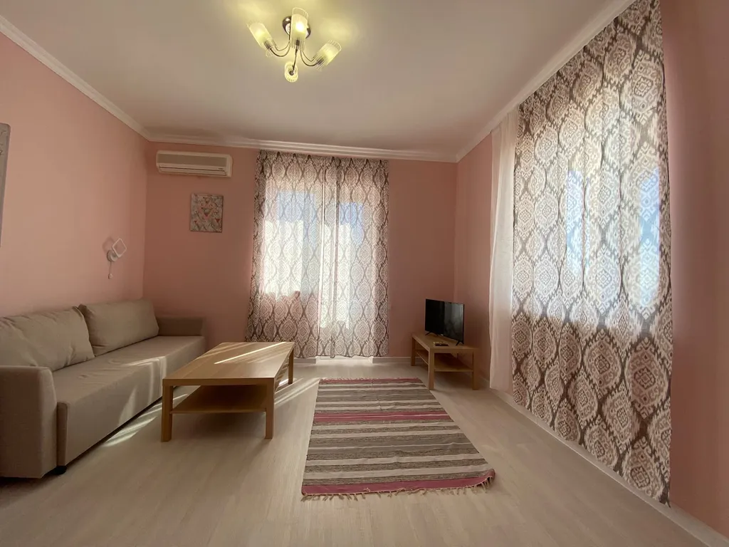 Вилла в сосновом бору с бассейном и видом на море и горы