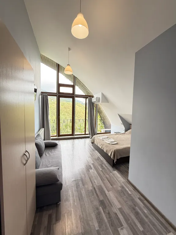 Солнце Ялты у моря с теплым бассейном