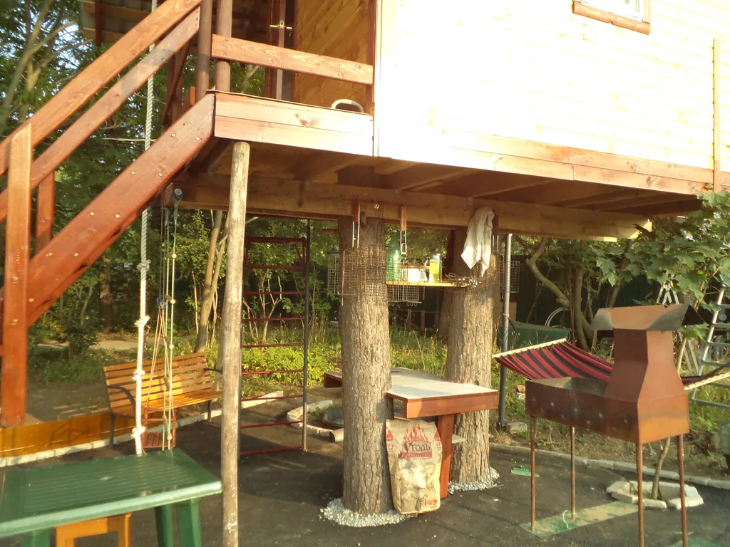 Большая студия для дружной компании с видом на сквер с белочками