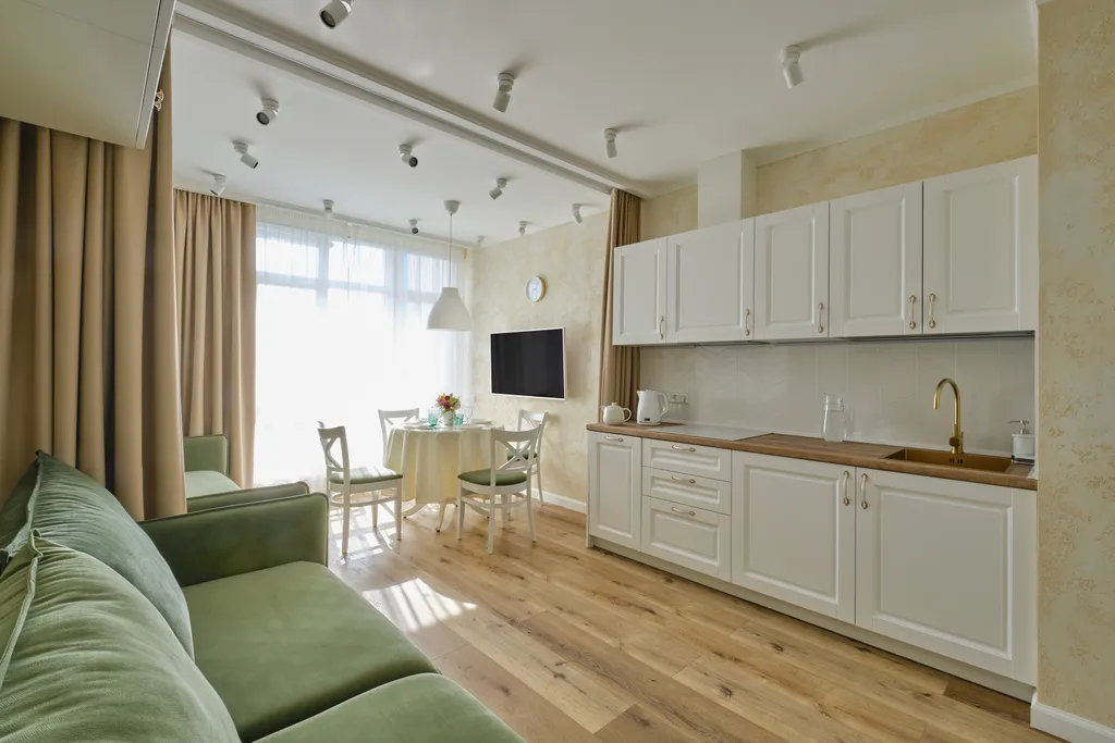 Квартира с дизайнерским ремонтом и видом на горы на побережье