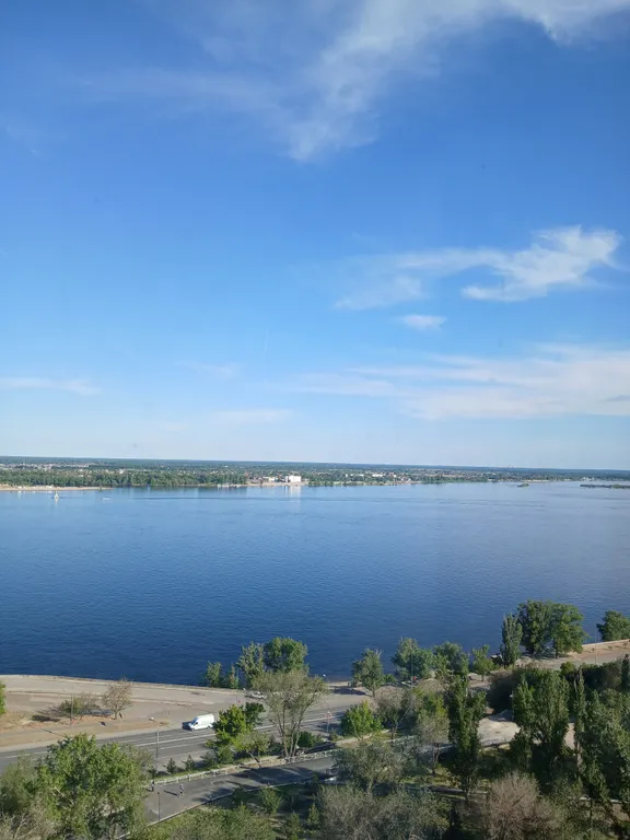 Жизнь с видом реку: огромная лоджия с панорамным остеклением в пол!