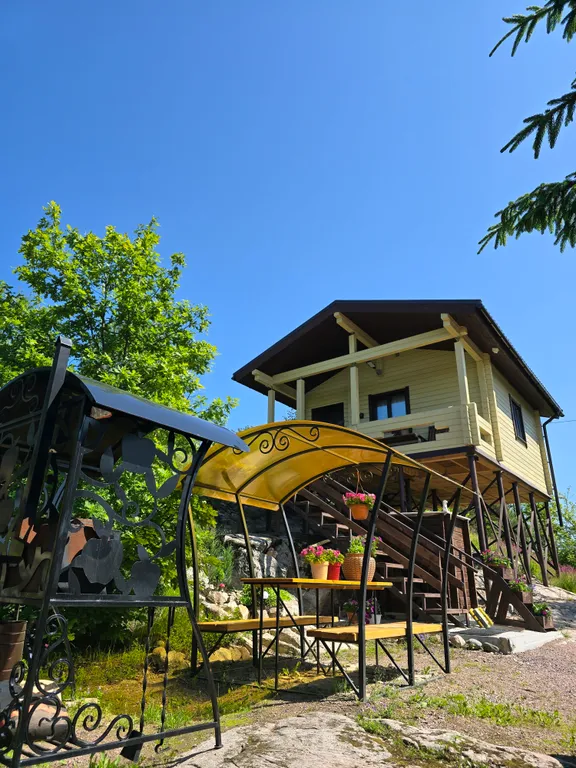 Домик на скале