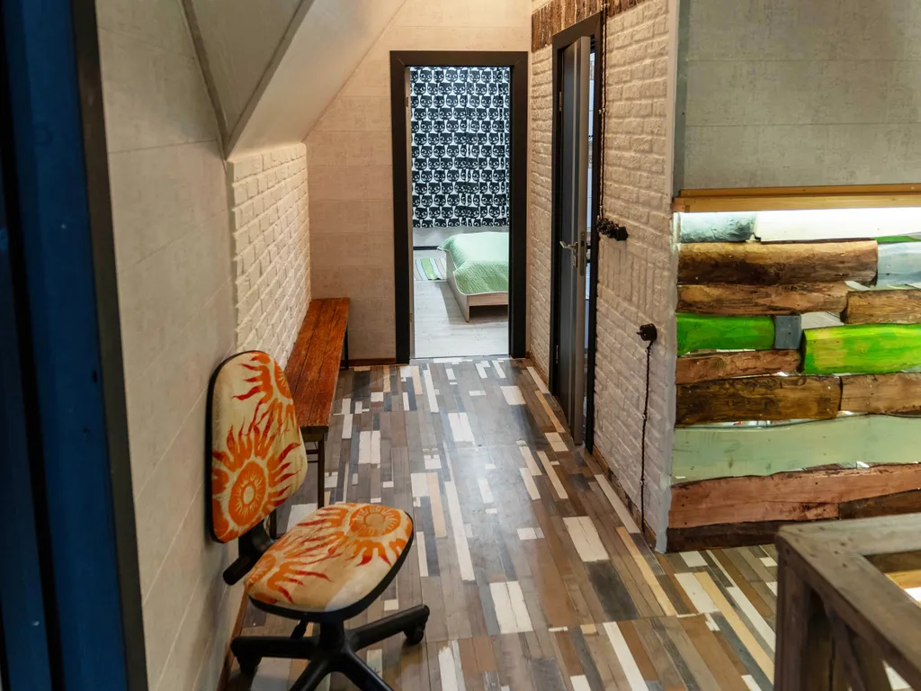 Современный дом с уличной подогреваемой купелью и сауной