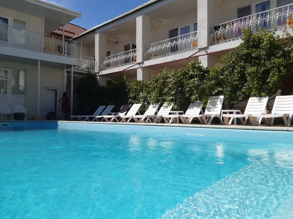 Трёх местный номер с видом на бассейн и горы