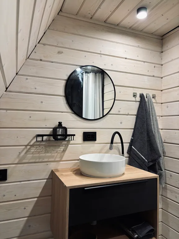 А-фрейм в лесу с банным чаном