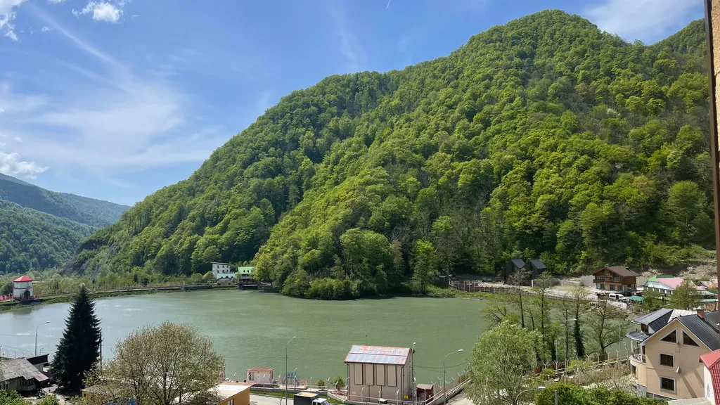 Шикарный вид на озеро и горы