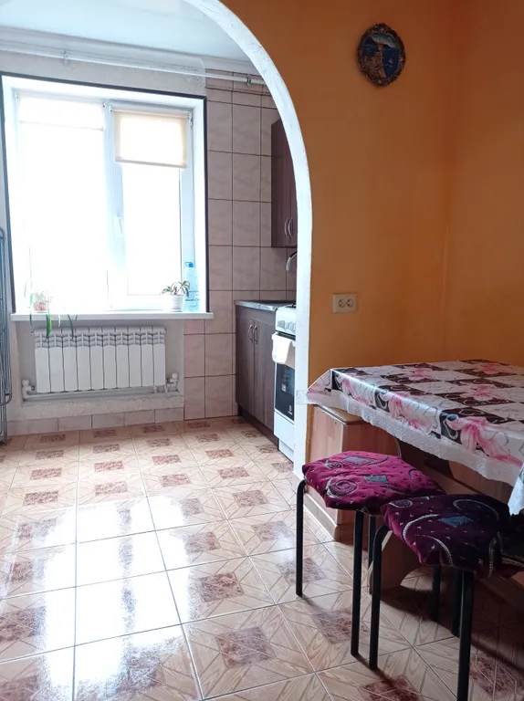 Небольшая, очень светлая и летом с приятной прохладой квартира