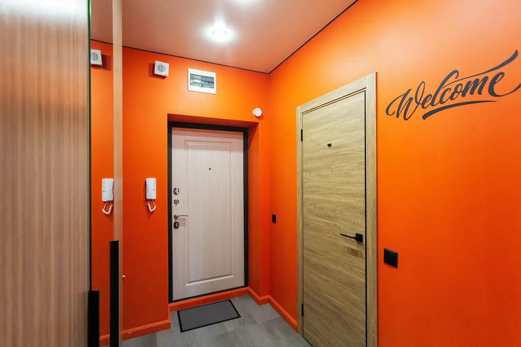 Стильная студия с кондиционером, качелями и кофеваркой