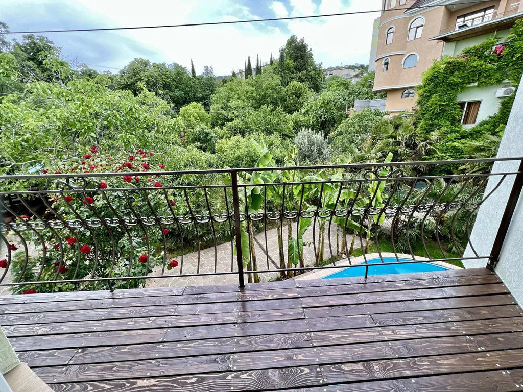 Дом в Гаспре с бассейном и беседкой