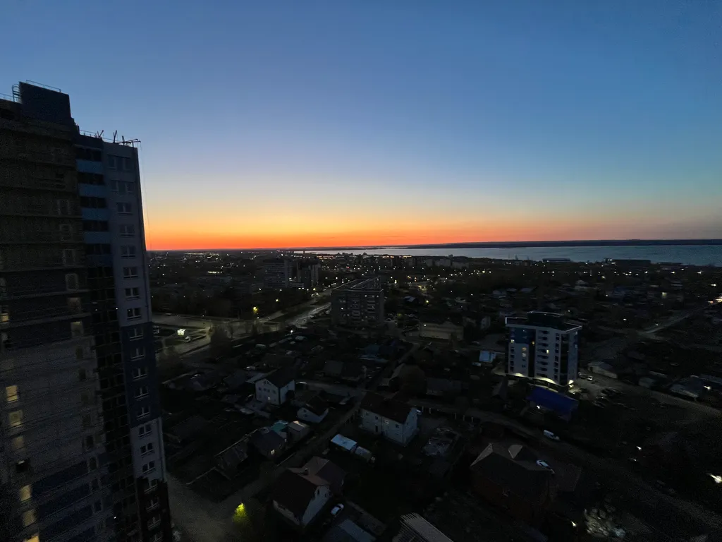 Квартира с панорамным видом на город и озеро на 20-ом этаже