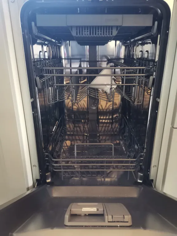 Дом под ключ с зелёной лужайкой и плодовыми насаждениями