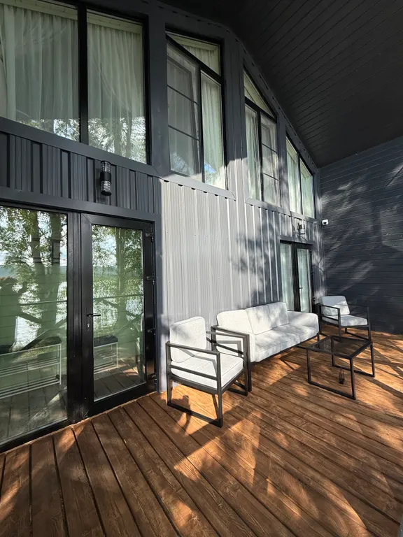 Уютный дом с видом на озеро