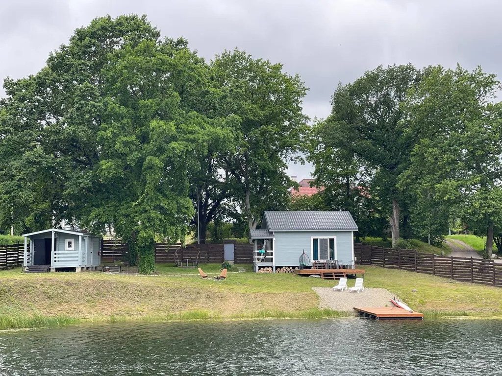 Дом на берегу озера