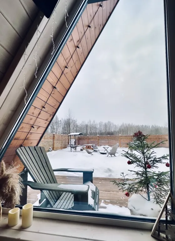 Треугольный домик у леса