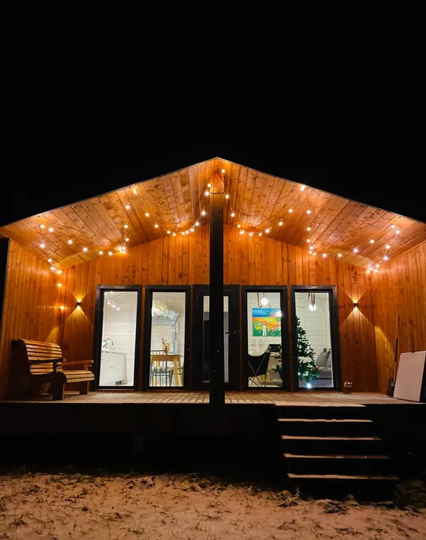 Панорамный дом у поля и леса