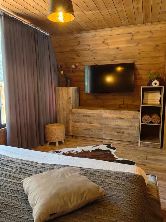 Уютный дом в сосновом бору с видом на горы