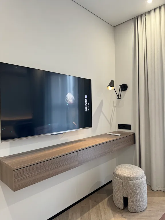 Дизайнерский ремонт с красивым вид из окна