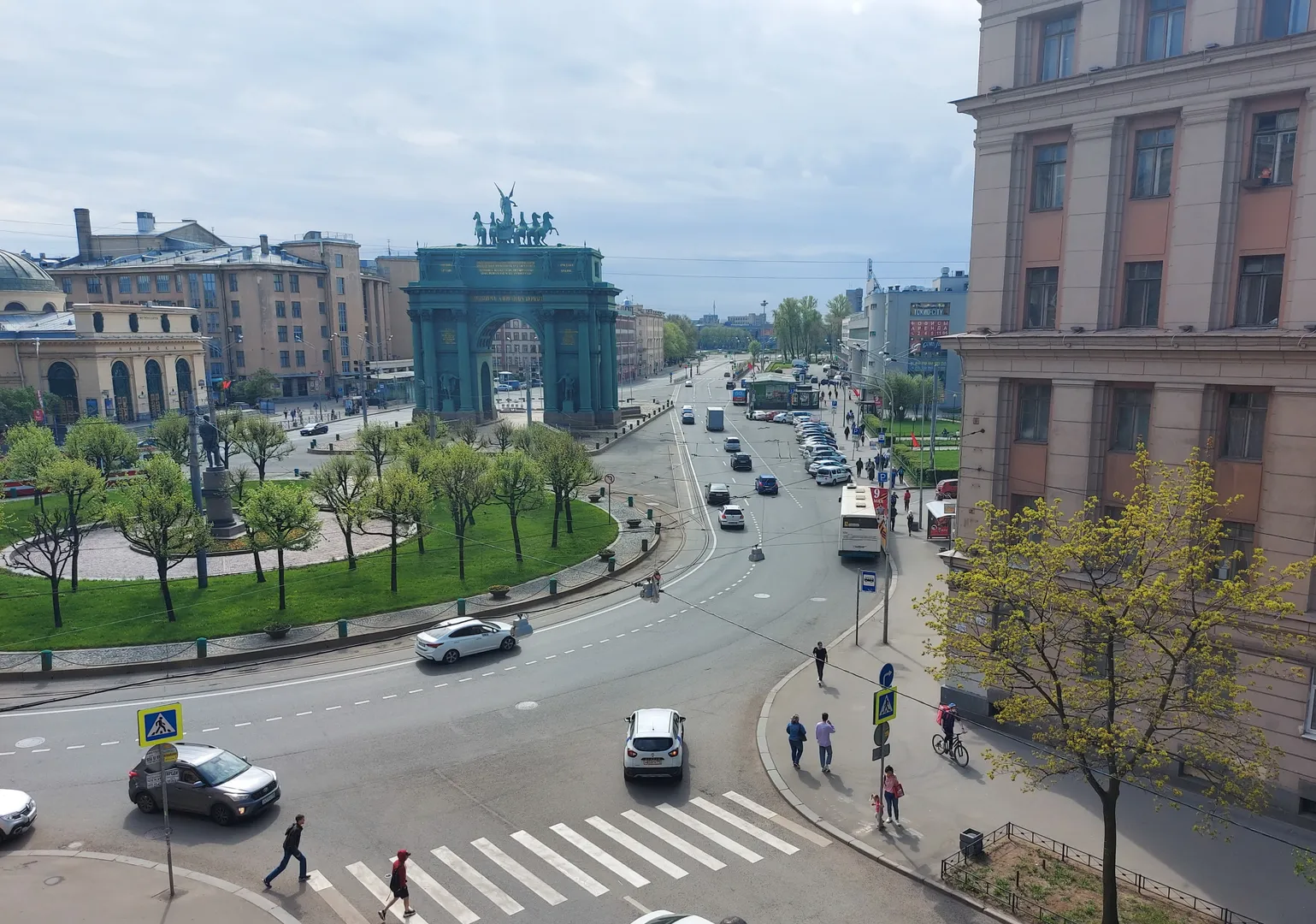 Вид на арку и станцию метро с балкона