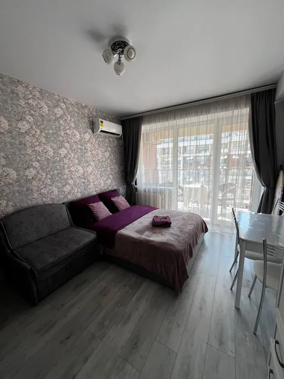 Студия с балконом, видом на море и на бассейн