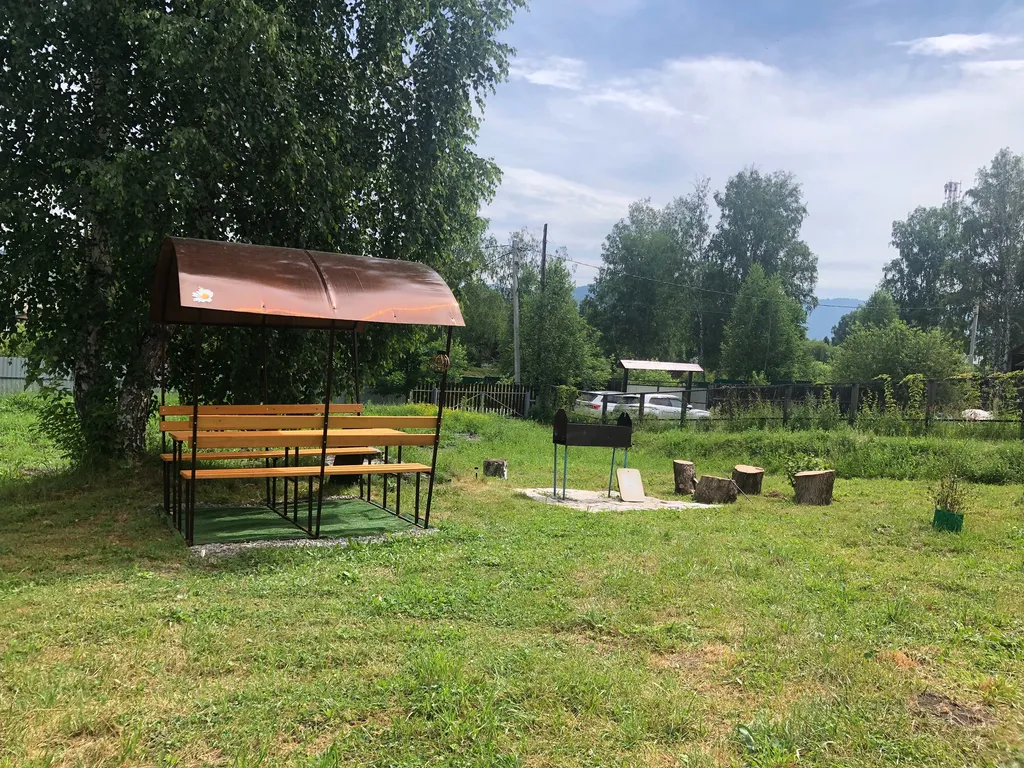 Комната с видом на горы в уютном доме