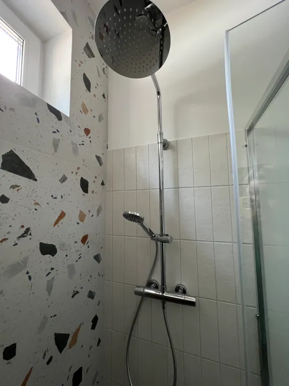 Просторный дом с камином в сосновом лесу