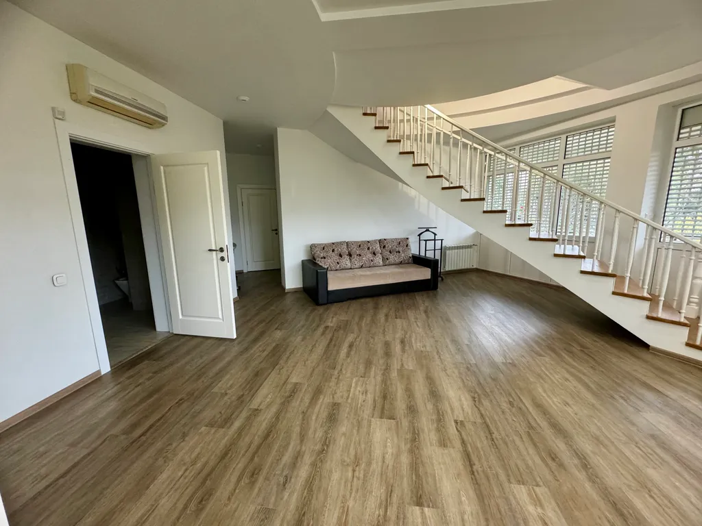 Дом с бассейном и баней у моря