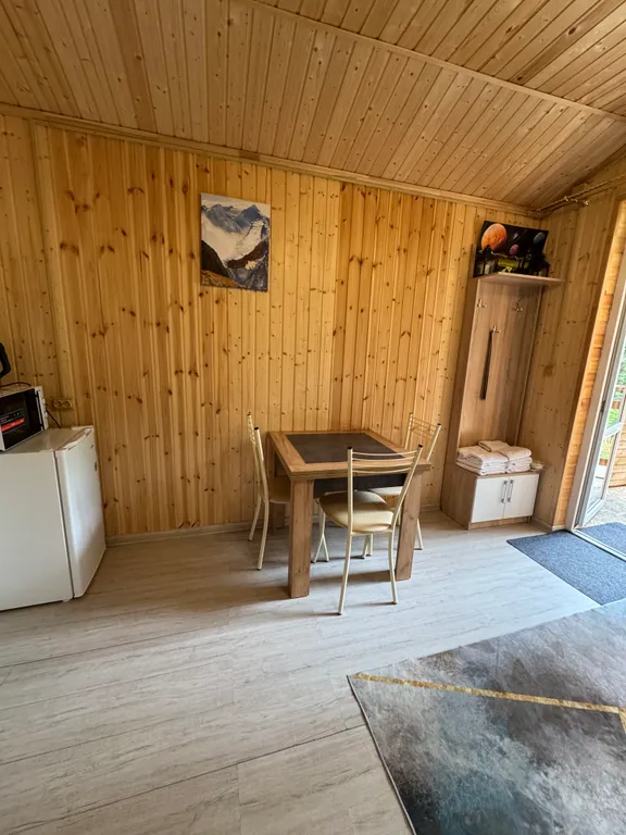 Двухкомнатный домик с видом на горы в лесу