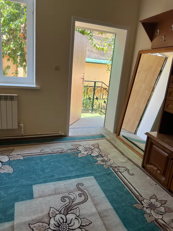 Уютная комната с видом на палисадник