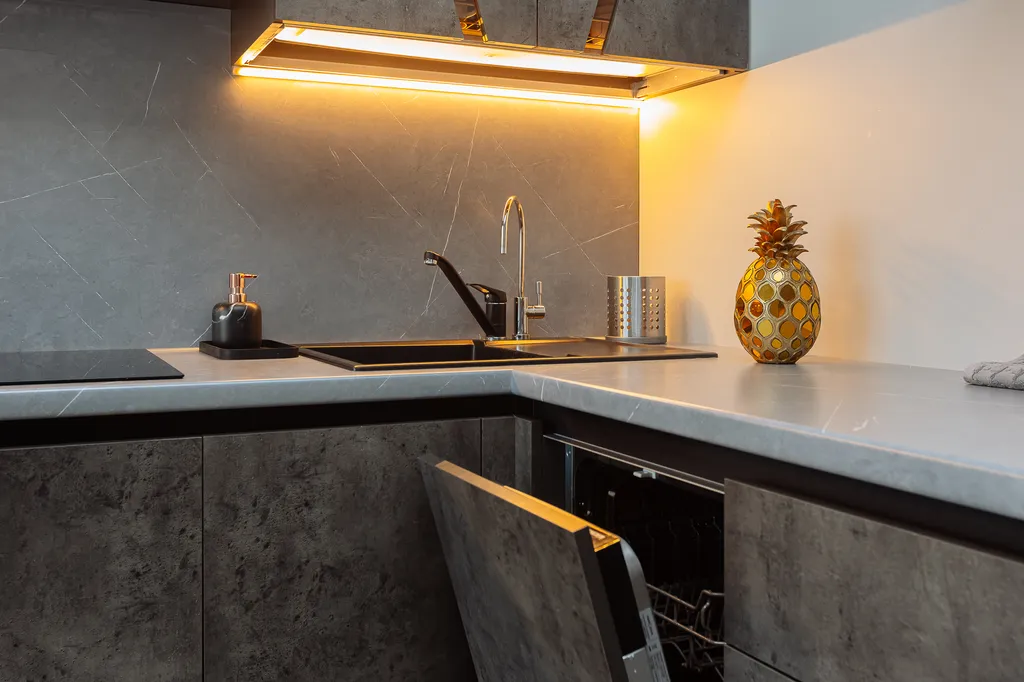 Апартамент с видом на колесо обозрения и море