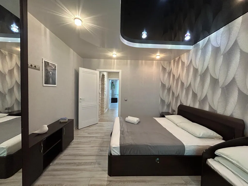 Современная трехкомнатная квартира с большой кухней