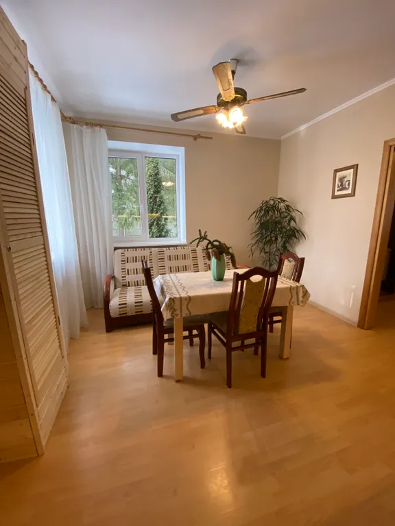 Дом с камином в лесу возле залива