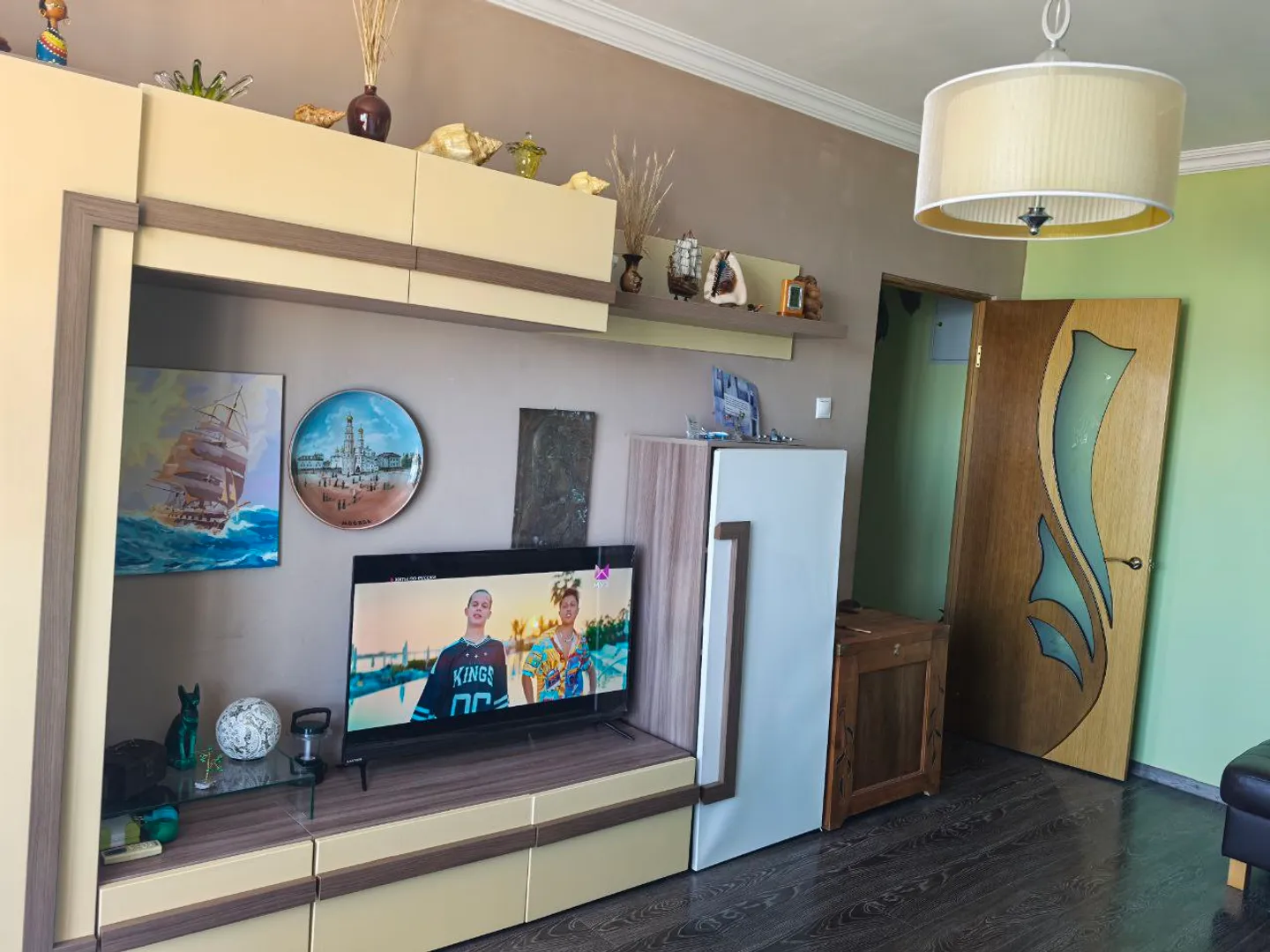 Комната: шкаф с вешалками, множество ящиков под личные вещи и новый Smart TV с Кинопоиском, Иви, Premier, ng и федеральными каналами