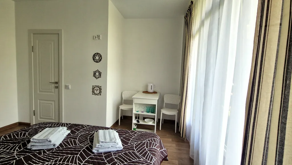 Уютная комната в доме в лесу