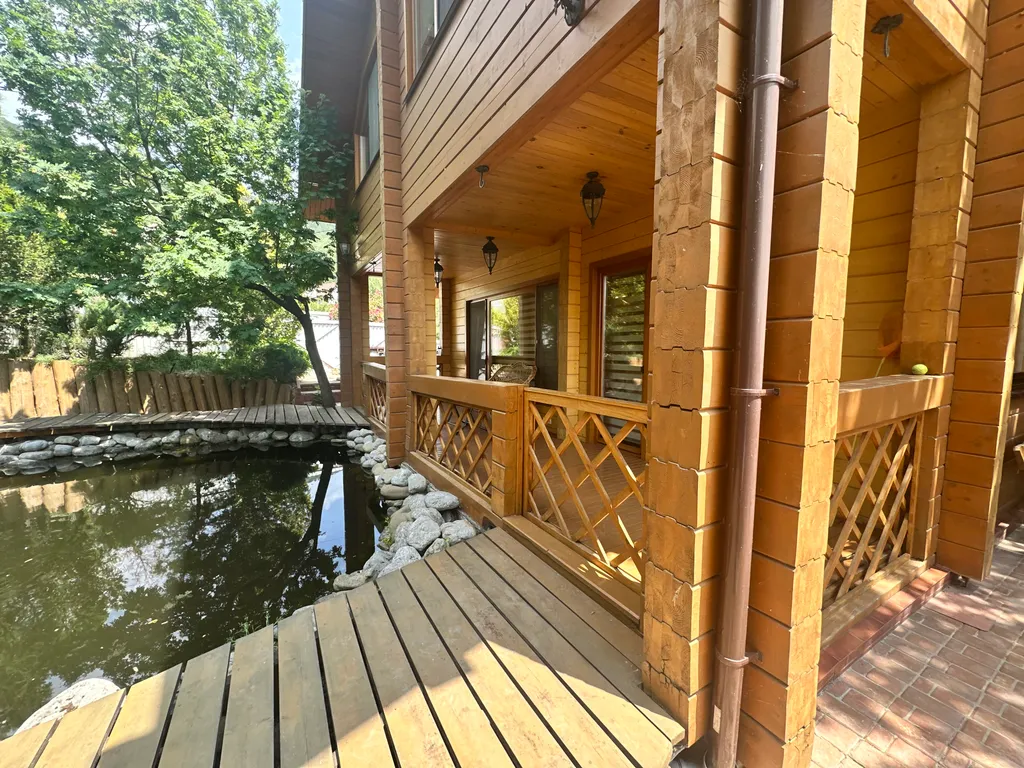 Деревянный дом с приватной территорией