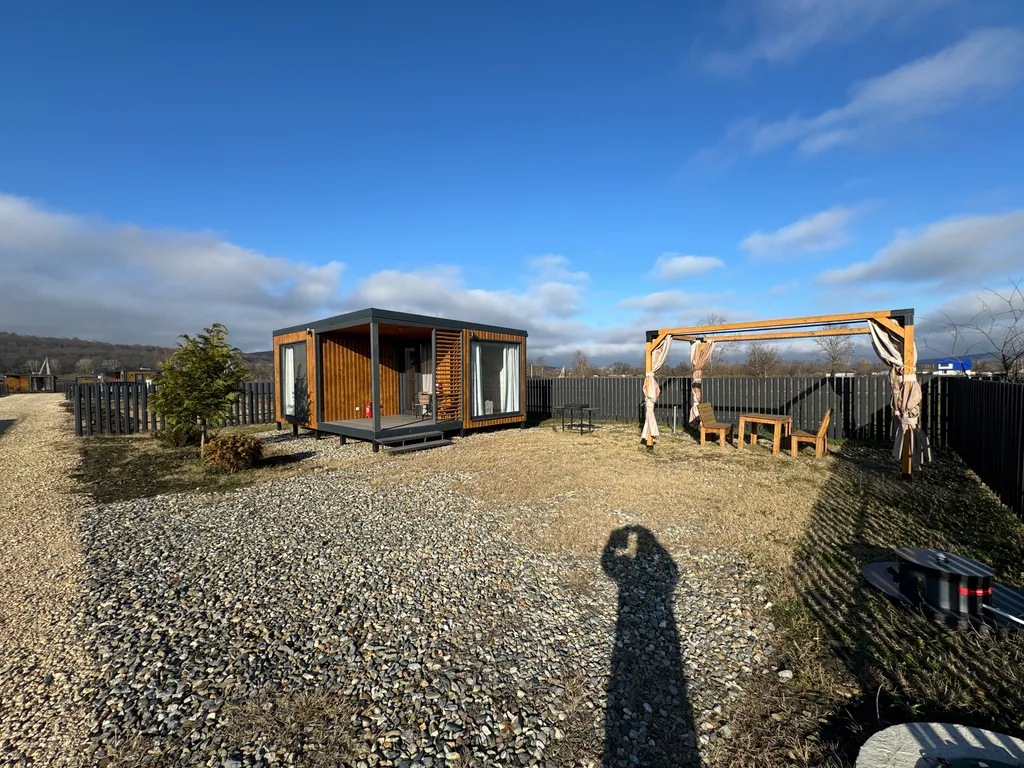 Домик в долине терм с видом на горы