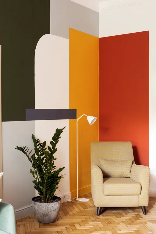 Яркая сталинка с балконом и видом на бульвар