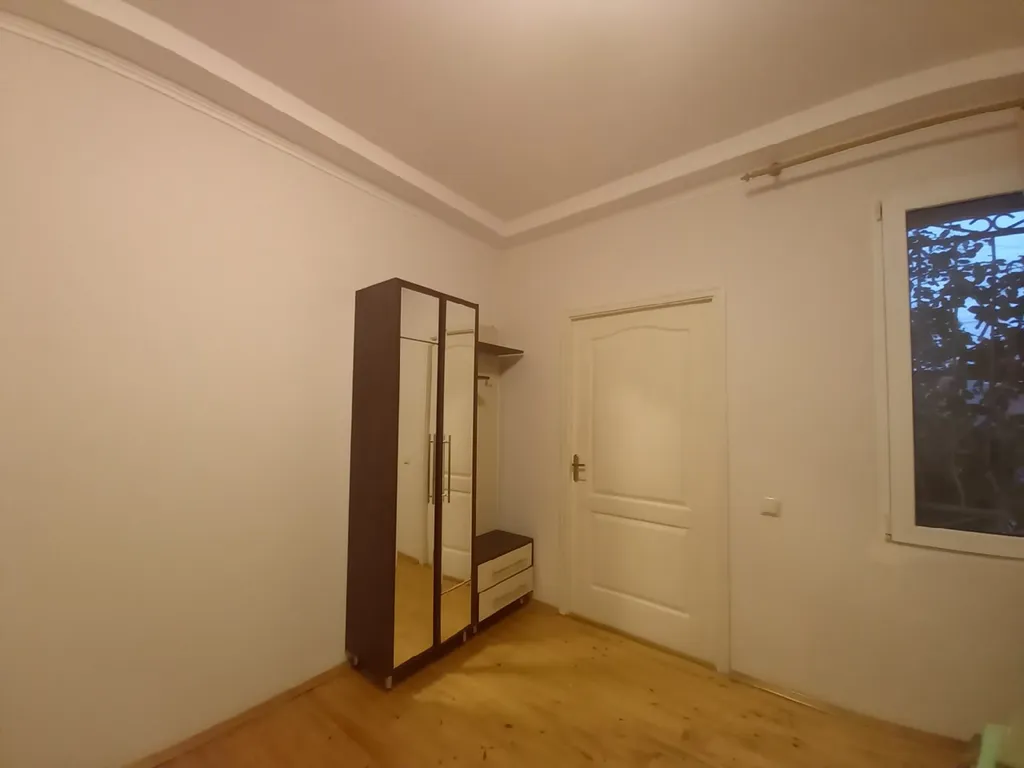 Часть дома с зеленым двориком на Косе у моря