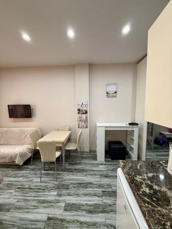 Укомплектованная студия с балконом