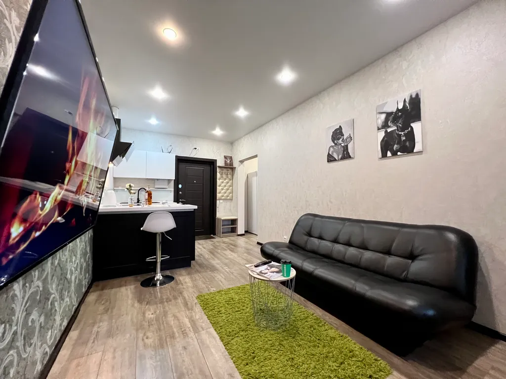 Дизайнерская квартира с большим телевизором