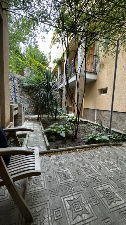 Коттедж с двориком и гаражом