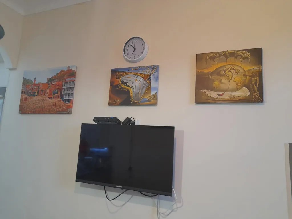 Уютная квартира у моря с видом с балкона на достопримечательности, ели и город