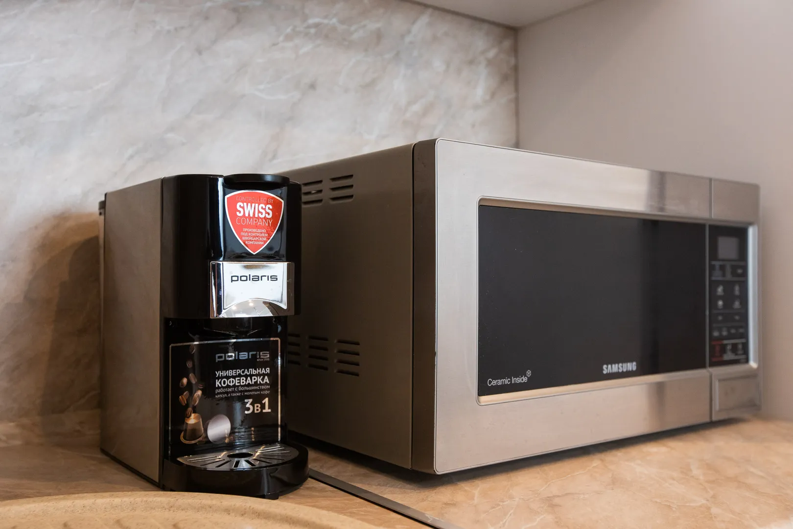 Кофеварка и СВЧ-печь (микроволновка) на кухне | Апартаменты "Тихая гавань"