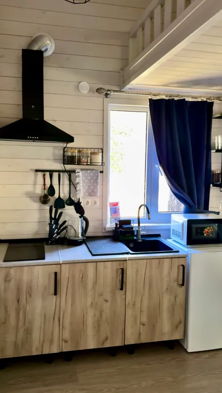 Шале на берегу реки, с беседкой