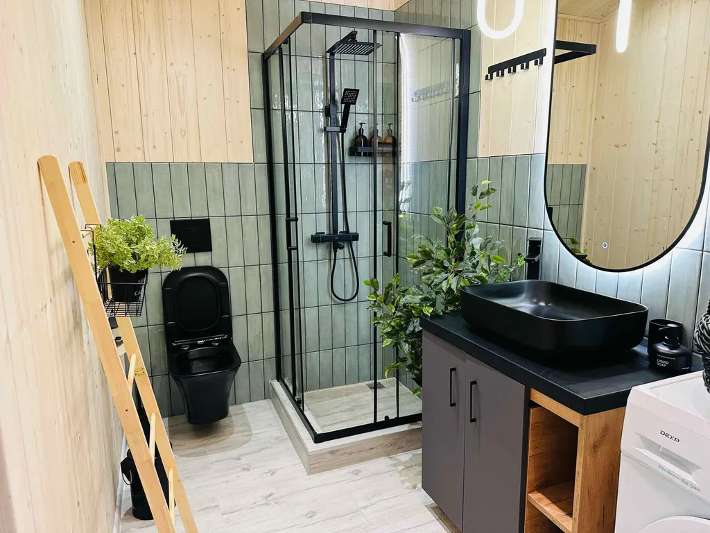 Домик в лесу с панорамными окнами