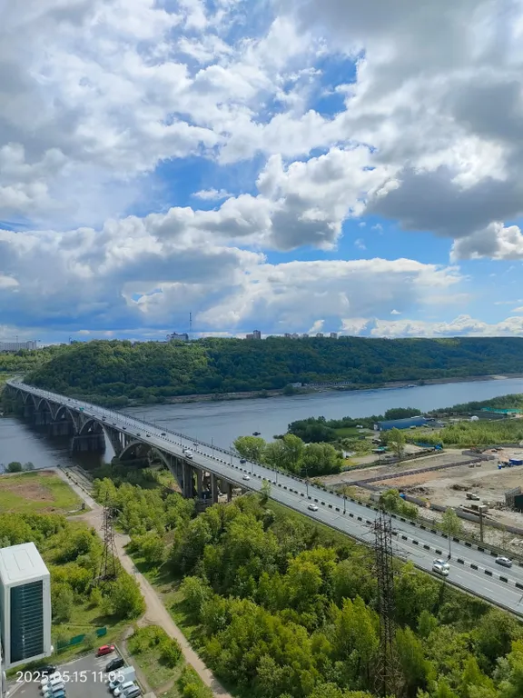 Уютная двухкомнатная квартира с видом на город и реку с 25 этажа