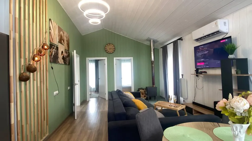 Новый стильный дом с камином